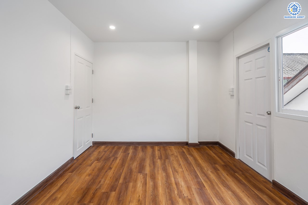 บ้านมือสองตกแต่งใหม่ ม.สินวงศ์ ดอนเมือง บ้านเดี่ยว เนื้อที่ 50 ตร.ว. ฟังก์ชัน 3 ห้องนอน 2 ห้องน้ำ จอดรถได้ 2 คัน บนทำเลดีที่สุด ใกล้สนามบินดอนเมือง ทางด่วน "ศรีสมาน" และรถไฟฟ้าสายสีแดง "สถานีดอนเมือง"